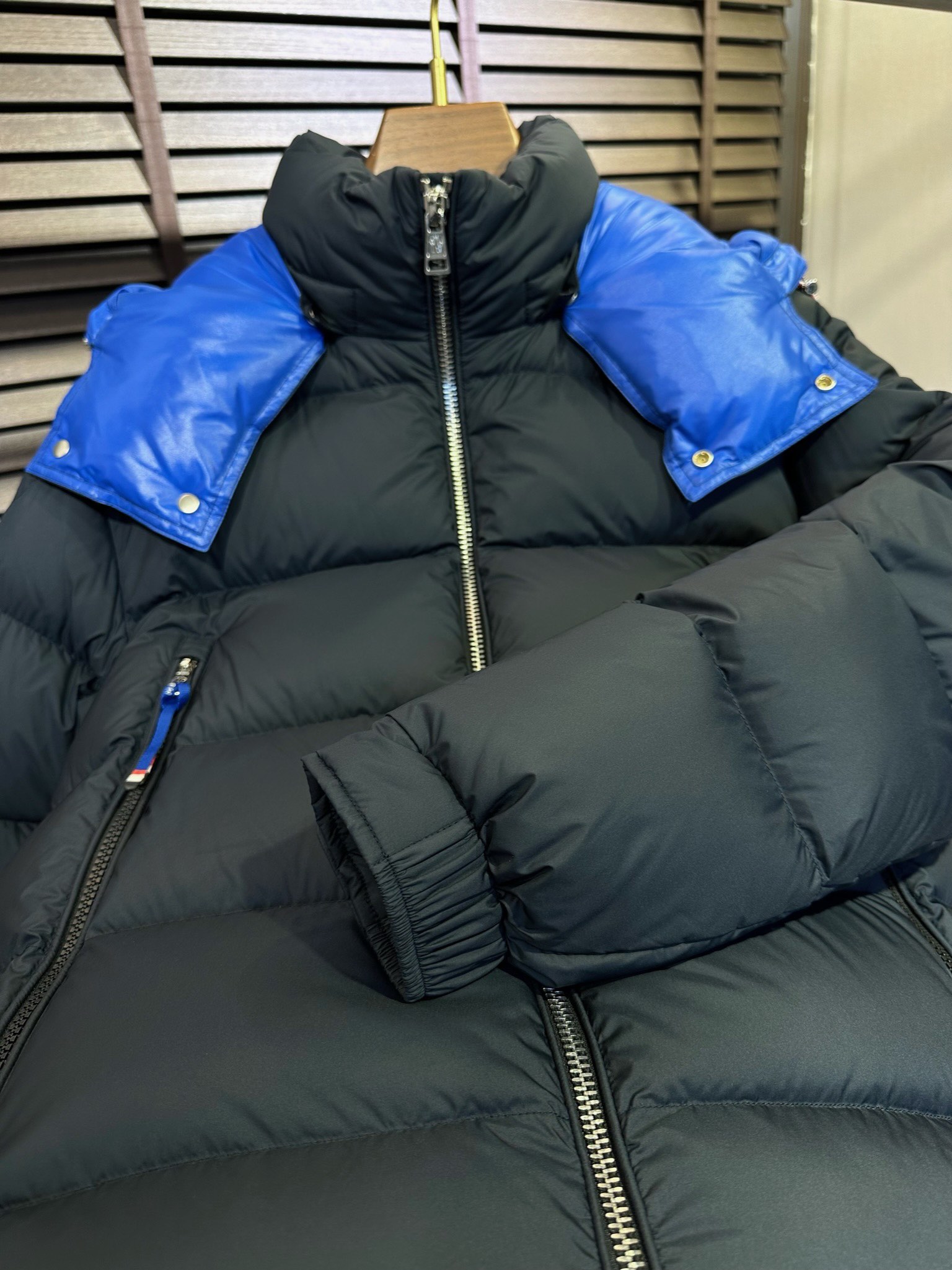 MQ&蒙👄FW2025冬季新款连帽羽绒服。柜子在售爆款，一件难求。内充90绒，轻柔保暖，上身有型；采用定