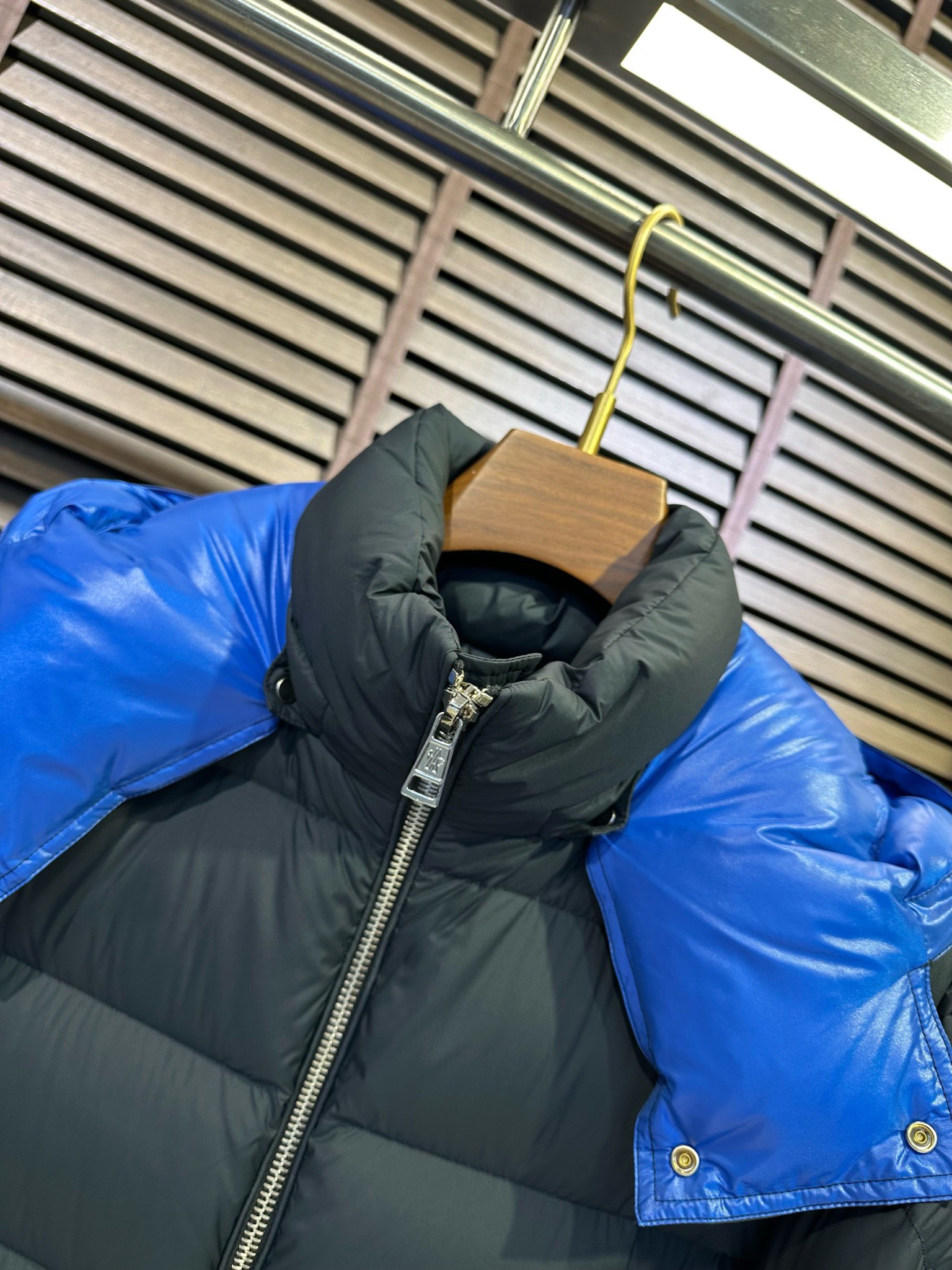 MQ&蒙👄FW2025冬季新款连帽羽绒服。柜子在售爆款，一件难求。内充90绒，轻柔保暖，上身有型；采用定