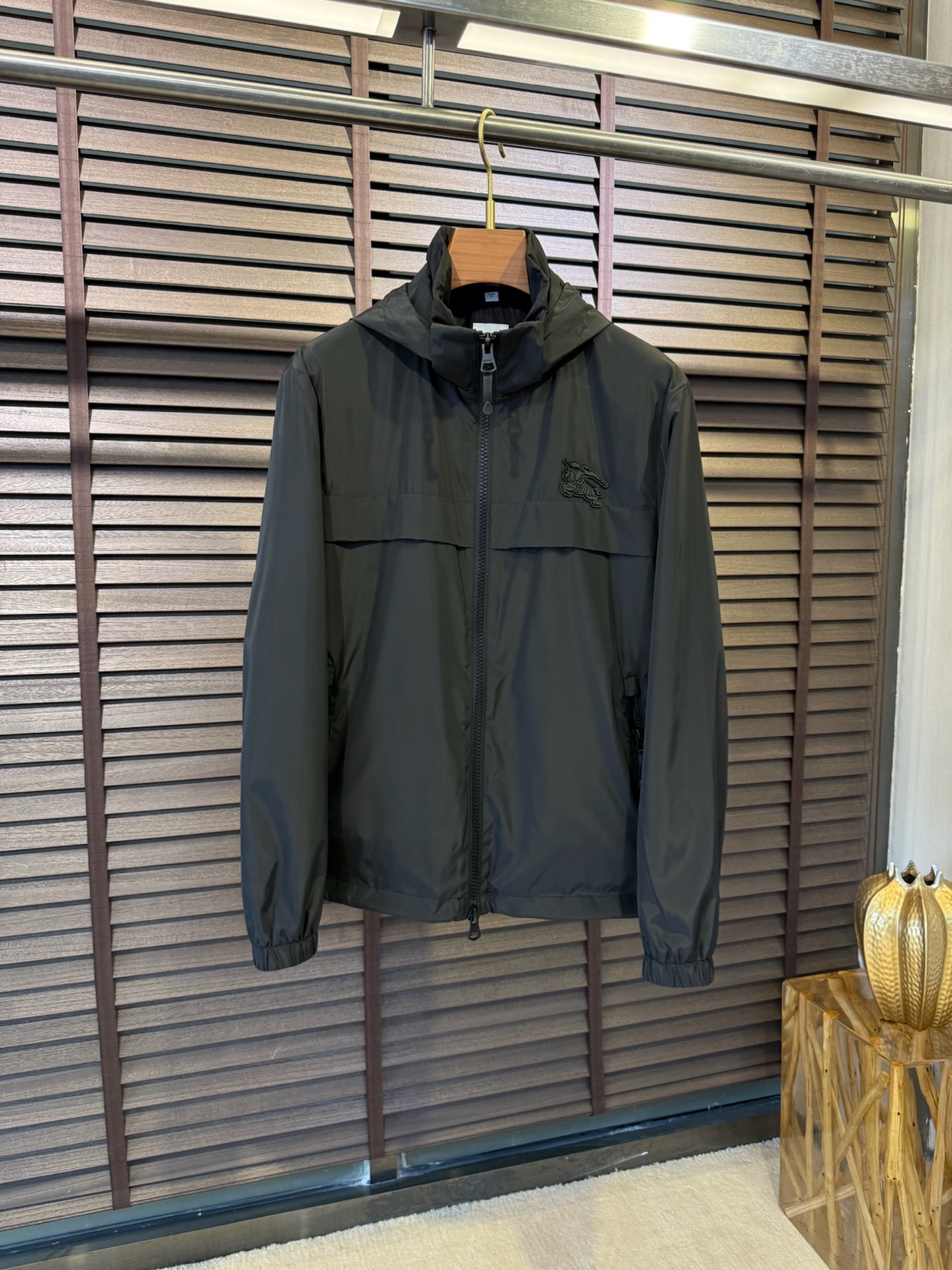 NO:140369,Bur&Babaoli 2025SS new jacket jacket. Hooded design, fashionable and handsome. It uses custom nylon fabric, windproof and rainproof, breathable, wrinkle-resistant and stylish, soft and glutinous skin-friendly; hooded stand-up collar design, handsome and fashionable; classic knight's logo on the chest, extremely recognizable; benchmark plaid lining, full of high-end sense; a jacket suitable for various occasions. [Color] Black, White, Blue, Green/25-892 [Size] 48-56,,burberry,burberry, jackets & coats,jackets & coats,hats,alexander wang19860909Bur&巴宝粒2025SS新款夹克外套.连帽设计,时尚帅气.采用定制尼龙面料,防风防雨一透气,抗皱有型,软糯亲肤；连帽立领设计,帅气时尚；胸前经典骑士标,辨识度极高；对标格子内衬,高级感满满；一款适合多种场合穿搭的外套.【颜色】黑色 白色 蓝色 绿色/25-892【码数】48-56,,burberry,burberry,jackets & coats,jackets & coats,hats,alexander wang,Men's clothing