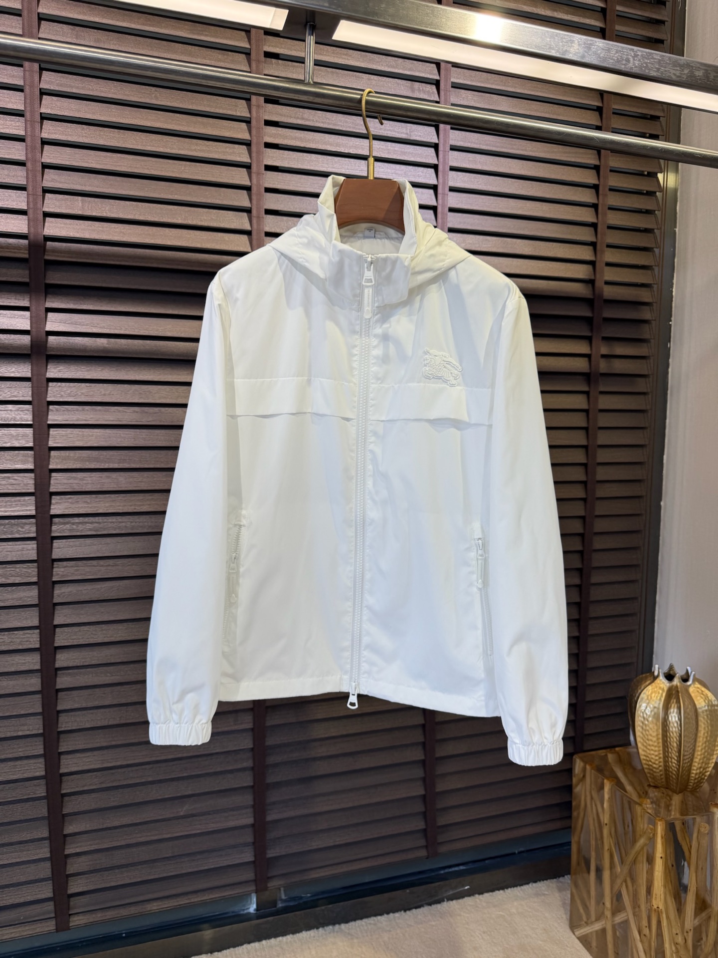 NO:161273,Bur&Babaoli 2025SS new jacket jacket. Hooded design, fashionable and handsome. It uses custom nylon fabric, windproof and rainproof, breathable, wrinkle-resistant and stylish, soft and glutinous skin-friendly; hooded stand-up collar design, handsome and fashionable; classic knight's logo on the chest, extremely recognizable; benchmark plaid lining, full of high-end sense; a jacket suitable for various occasions. [Color] Black, White, Blue, Green/25-892 [Size] 48-56,,burberry,burberry, jackets & coats,jackets & coats,hats,alexander wang19860909Bur&巴宝粒2025SS新款夹克外套.连帽设计,时尚帅气.采用定制尼龙面料,防风防雨一透气,抗皱有型,软糯亲肤；连帽立领设计,帅气时尚；胸前经典骑士标,辨识度极高；对标格子内衬,高级感满满；一款适合多种场合穿搭的外套.【颜色】黑色 白色 蓝色 绿色/25-892【码数】48-56,,burberry,burberry,jackets & coats,jackets & coats,hats,alexander wang,Men's clothing