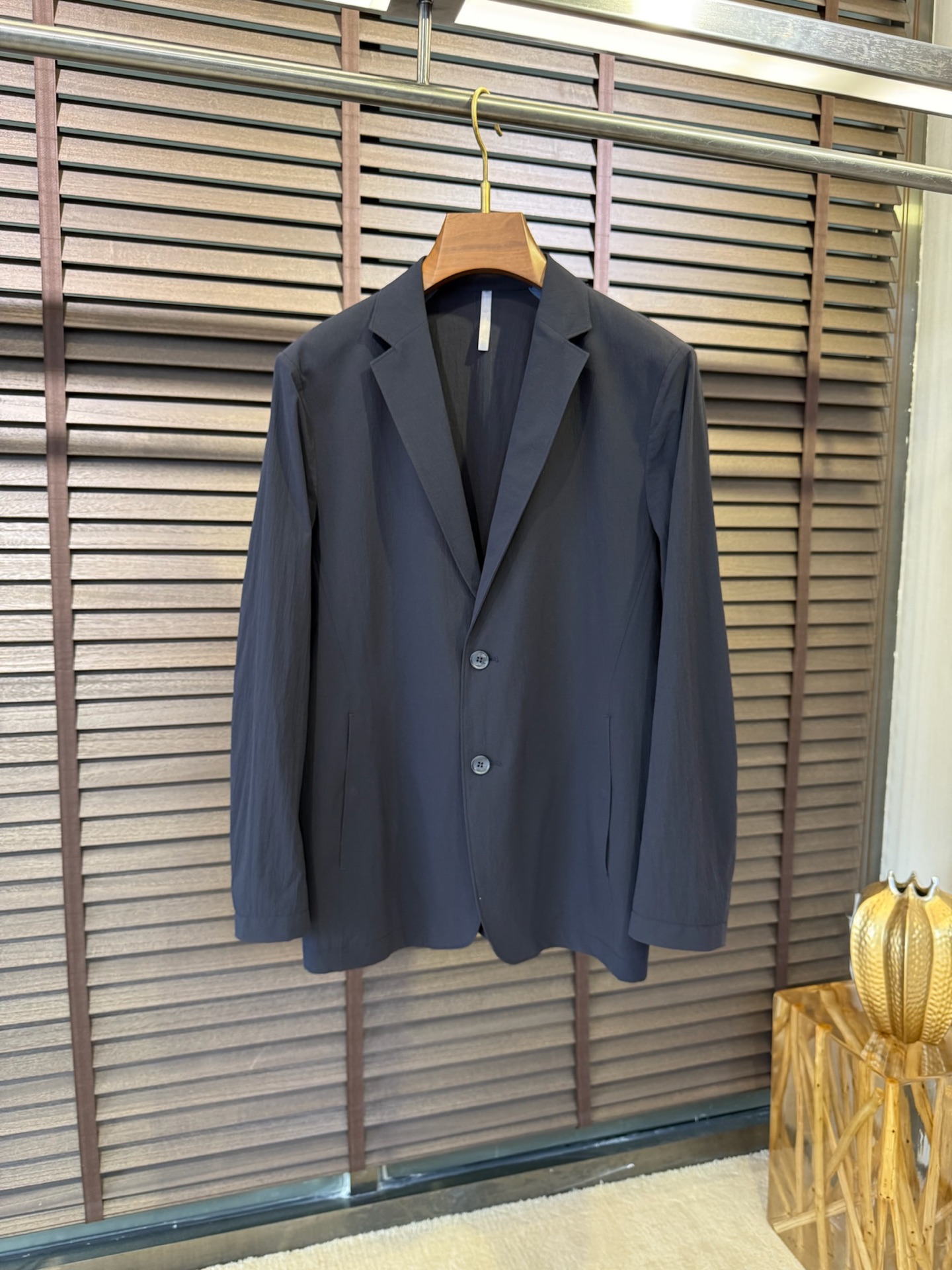 NO:120138,ARC& 2025SS new casual sports suit jacket. The latest model is hard to find. It uses custom jacket fabric, windproof and rainproof, soft and glutinous, skin-friendly, wrinkle-resistant and not soft-collapse, and has a stylish upper body; suit collar design, business and casual merger; classic two-bar design, three-dimensional cutting, and body modification; a suit jacket suitable for all occasions. [Color] Blue Gray Green/8288 [Code] 48-56,, jackets & coats, jackets & coats, business suit, alexander wang19860909ARC&始祖2025SS新款休闲运动西装外套.最新款,一件难求.采用定制夹克面料,防风防雨,软糯亲肤,抗皱不软塌,上身有型；西装领设计,商务与休闲兼并；经典两粒扣设计,立体裁剪,修饰身材；一款适合各种场合穿搭的西装外套.【颜色】蓝色 灰色 绿色/8288【码数】48-56,,jackets & coats,jackets & coats,business suit,alexander wang,Men's clothing