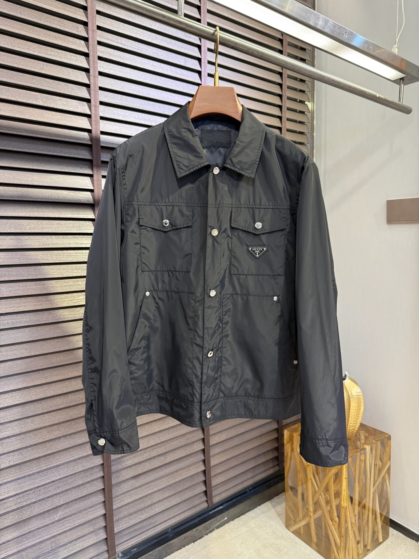 NO:120141,Pra & Prada 2025SS new lapel jacket jacket. The latest cabinet style is very handsome; it uses customized environmentally friendly windproof rain jacket fabric, soft and skin-friendly, anti-wrinkle and straight and stylish; spliced ​​lapel design, full of fashion sense, business and casual merger; customer-supplied hardware and accessories, full of high-end sense; the chest is decorated with brand letter logo design, low-key and luxurious; a jacket suitable for various occasions. [Color] Black /8819 [Size] 48-56,,prada,prada,jackets & coats,jackets & coats,alexander wang19860909Pra&普拉哒2025SS新款翻领夹克外套.柜子最新款,帅气十足；采用定制环保防风防雨夹克面料,软糯亲肤,抗皱立挺有型；拼接翻领设计,时尚感满满,商务与休闲兼并；客供五金辅料,高级感满满；胸前饰以品牌字母logo设计,低调奢华；一款适合多种场合穿搭的夹克外套.【颜色】黑色 /8819【码数】48-56,,prada,prada,jackets & coats,jackets & coats,alexander wang,Men's clothing