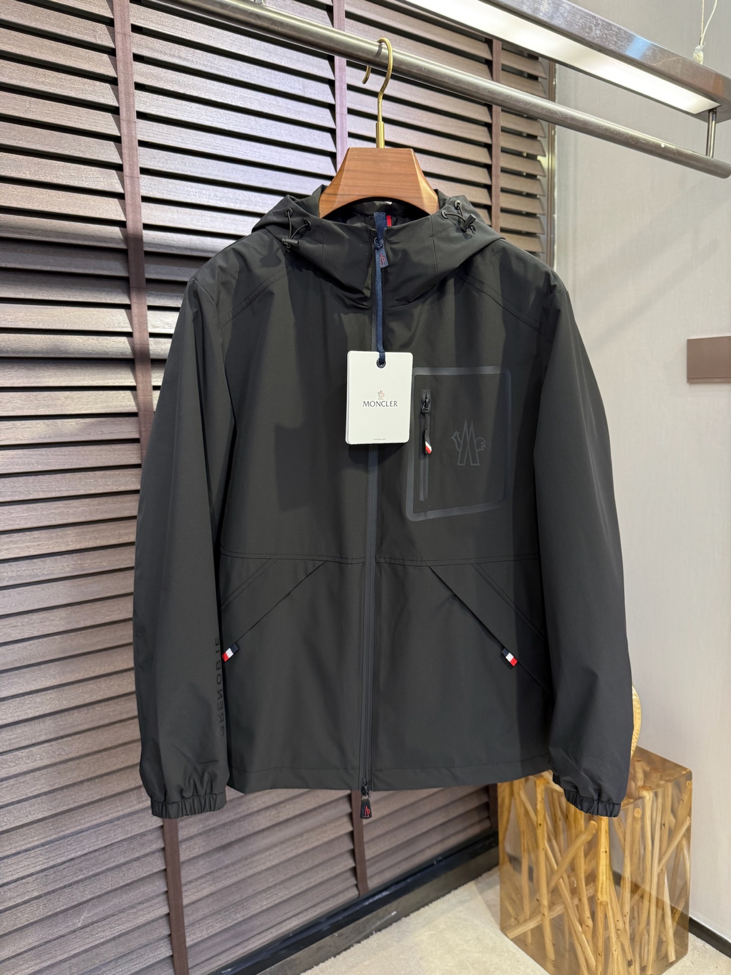 NO:120144,MQ&Mongko 2025SS new jacket jacket. Hooded design jacket is fashionable and stylish. It uses custom windproof and rainproof fabric, wrinkle-resistant and upright and comfortable upper body; the sleeves are decorated with brand logo patterns, which are highly recognizable; the chest pocket design increases fashion sense and personality; a jacket suitable for many occasions, not picking age or occasions. [Color] Black Green/8815 [Size] 48-56,, jackets & coats, jackets & coats,hats,alexander wang19860909MQ&蒙寇2025SS新款夹克外套.连帽设计冲锋衣,时尚有型.采用定制防风防雨面料,抗皱立挺有型,上身舒适；袖子饰以品牌logo图案,辨识度极高；胸前口袋设计,增加时尚感和个性；一款适合多种场合穿搭的外套,不挑年纪,不挑场合.【颜色】黑色 绿色/8815【码数】48-56,,jackets & coats,jackets & coats,hats,alexander wang,Men's clothing