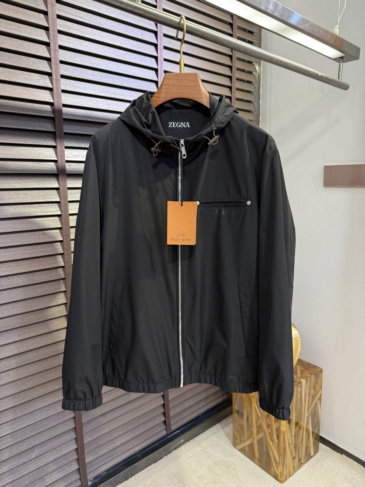 NO:120119,EZ&Jennia 2025SS new hooded jacket jacket. A slim and fashionable jacket, a must-have for men in spring. It uses customized windproof and rainproof jacket fabric, stands upright and stylish, anti-wrinkle and skin-friendly; lapel design, customer-supplied brand hardware accessories, full of high-end feeling; the whole body is cut, the upper body is stylish and high-end, full of fashion sense, casual concave style; a jacket suitable for various occasions. [Color] Black Khaki/8817 [Size] 48-56,,zegna, jackets & coats, jackets & coats,hats,alexander wang19860909EZ&杰尼呀2025SS新款连帽夹克外套.一款显瘦时尚的夹克外套 ,型男春天必备款.采用定制防风防雨夹克面料,立挺有型,抗皱亲肤；翻领设计,客供品牌五金辅料,高级感满满；整身立体裁剪,上身有型高级,时尚感满满,随意凹造型；一款适合多种场合穿搭的外套.【颜色】黑色 卡其/8817【码数】48-56,,zegna,jackets & coats,jackets & coats,hats,alexander wang,Men's clothing