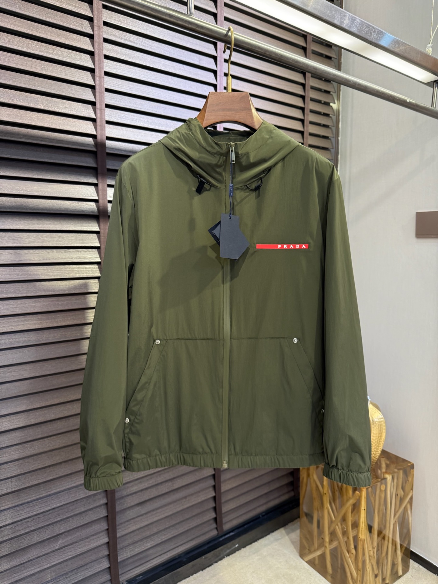 NO:120125,Pra & Prada 2025SS new jacket jacket. The latest cabinet style. It uses custom windproof and rainproof fabric, wrinkle-resistant and upright and stylish, soft and skin-friendly, and comfortable on the upper body; hooded design, fashion and trendy; customer-supplied hardware and accessories, decorated with brand letters, and has a high recognition; a jacket suitable for wearing in various occasions. [Color] Black White Green/8862 [Code] 48-56,,prada,prada,jackets & coats,jackets & coats,hats,alexander wang19860909Pra&普拉哒2025SS新款夹克外套.柜子最新款.采用定制防风防雨面料,抗皱立挺有型,软糯亲肤,上身舒适；连帽设计,时尚潮流；客供五金辅料,饰以品牌字母,辨识度极高；一款适合多种场合穿搭的夹克.【颜色】黑色 白色 绿色/8862【码数】48-56,,prada,prada,jackets & coats,jackets & coats,hats,alexander wang,Men's clothing