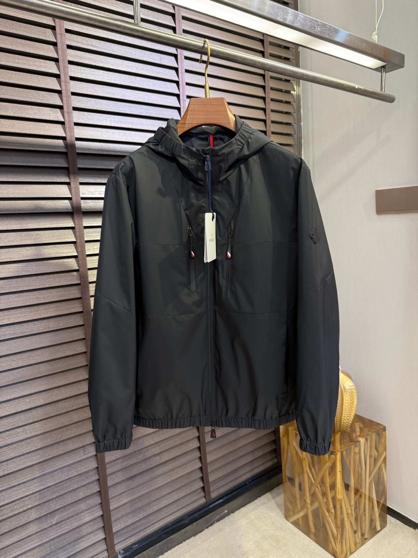 NO:120128,MQ&Mongko 2025SS new jacket jacket. Hooded design jacket is fashionable and stylish. It uses custom windproof and rainproof fabric, wrinkle-resistant and upright and comfortable upper body; the sleeves are decorated with brand logo patterns, which are highly recognizable; the chest is symmetrical double zipper design, which increases fashion sense and personality; a jacket suitable for many occasions, not picking age or occasions. [Color] Black Green/8813 [Code number] 48-56,, jackets & coats, jackets & coats,hats,alexander wang19860909MQ&蒙寇2025SS新款夹克外套.连帽设计冲锋衣,时尚有型.采用定制防风防雨面料,抗皱立挺有型,上身舒适；袖子饰以品牌logo图案,辨识度极高；胸前对称双拉链设计,增加时尚感和个性；一款适合多种场合穿搭的外套,不挑年纪,不挑场合.【颜色】黑色 绿色/8813【码数】48-56,,jackets & coats,jackets & coats,hats,alexander wang,Men's clothing