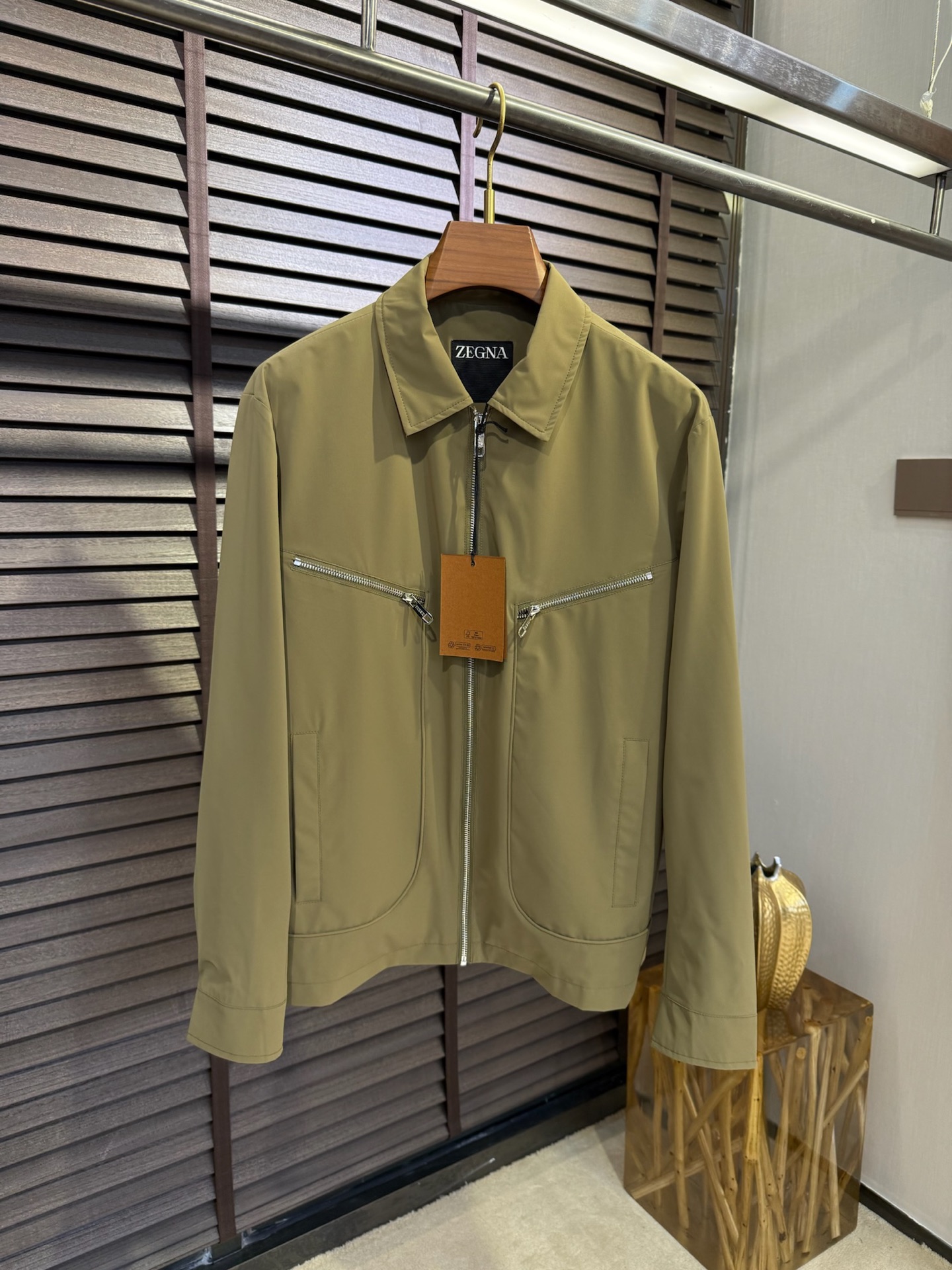 NO:120134,EZ&Jiniya 2025SS new lapel jacket jacket. It uses custom windproof and rainproof environmentally friendly polyester fiber fabric, wrinkle-resistant and upright, breathable and comfortable upper body; lapel design, commercial and casual merger; customer-supplied hardware and accessories, produced by brand factories, impeccable details; a jacket suitable for wearing in many occasions. [Color] Black Khaki/8827 [Size] 48-56,,zegna, jackets & coats, jackets & coats, alexander wang19860909EZ&杰尼垭2025SS新款翻领夹克外套.采用定制防风防雨环保聚酯纤维面料,抗皱立挺有型,透气上身舒适；翻领设计,商务与休闲兼并；客供五金辅料,品牌工厂出品,细节之处无可挑剔；一款适合多种场合穿搭的夹克.【颜色】黑色 卡其/8827【码数】48-56,,zegna,jackets & coats,jackets & coats,alexander wang,Men's clothing