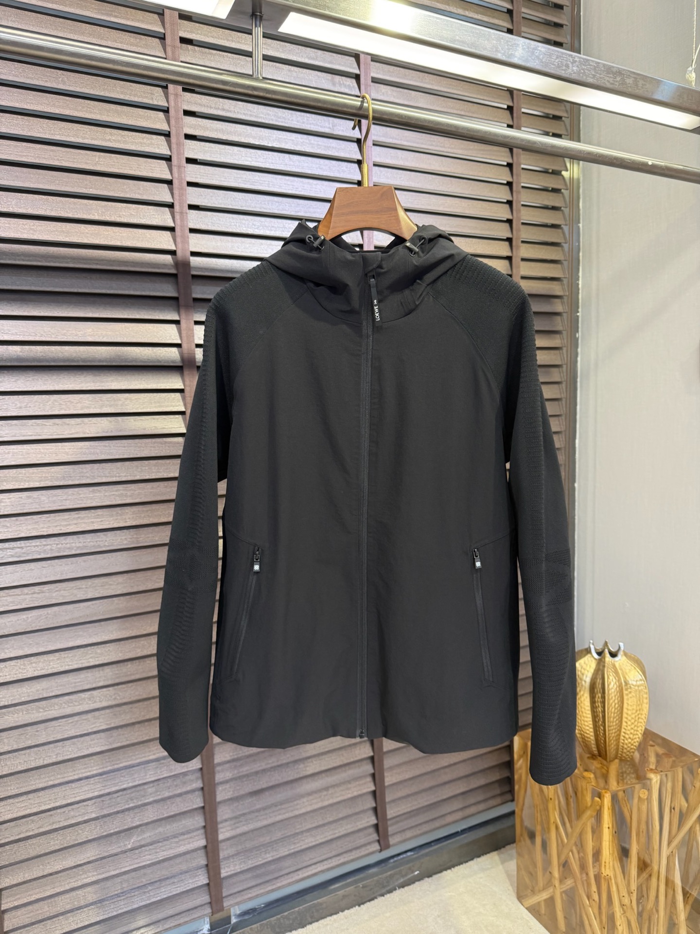 NO:120137,Leo & Loei 2025SS new knitted spliced ​​jacket jacket. It uses custom knitted fabric, which is strong and anti-wrinkle and stylish, and has a strong upper body; hooded sports outdoor design, business and casual merger; sleeve spliced ​​knitted fabric breaks the traditional jacket style, the dress is three-dimensional and stylish, full of fashion sense; a jacket suitable for various occasions, which is handsome and age-reducing. [Color] Black Gray/26177 [Size] 48-56,,loewe, jackets & coats, jackets & coats,hats,alexander wang19860909Leo&罗意2025SS新款针织拼接夹克外套.采用定制针织面料,力挺抗皱有型,上身绝绝子；连帽运动户外风设计,商务与休闲兼并；袖子拼接针织面料,打破传统夹克款式,整衣立体有型,时尚感满满；一款适合多种场合穿搭的外套,减龄帅气.【颜色】黑色 灰色/26177【码数】48-56,,loewe,jackets & coats,jackets & coats,hats,alexander wang,Men's clothing