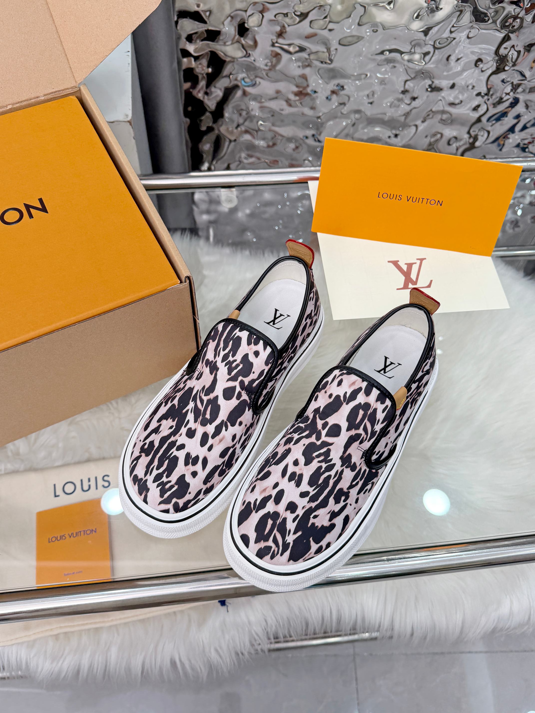 NO:955521,LV 27 spring and summer catwalk men's LV Combi flat skateboard shoes, Fei Dong Pharrell Williams launched his new skateboard shoes Combi low-top, 5-hole straps, stitching trend, the outsole is made of rubber material, the upper is full of real snakeskin, comes with a full set of packaging and an airplane box, men 39-46 (38 46 custom-made, non-returnable, non-exchangeable),, louis vuitton, snakeskin19860909LV 27春夏走秀款男装LV Combi的平底滑板鞋,菲董Pharrell Williams推出了他的新滑板鞋Combi低帮、5孔绑带、缝线走势,大底采用橡胶材质 鞋面全真蛇皮 配全套包装加飞机盒  男39-46（38 46定做不退不换）,,louis vuitton,snakeskin,Men's shoes