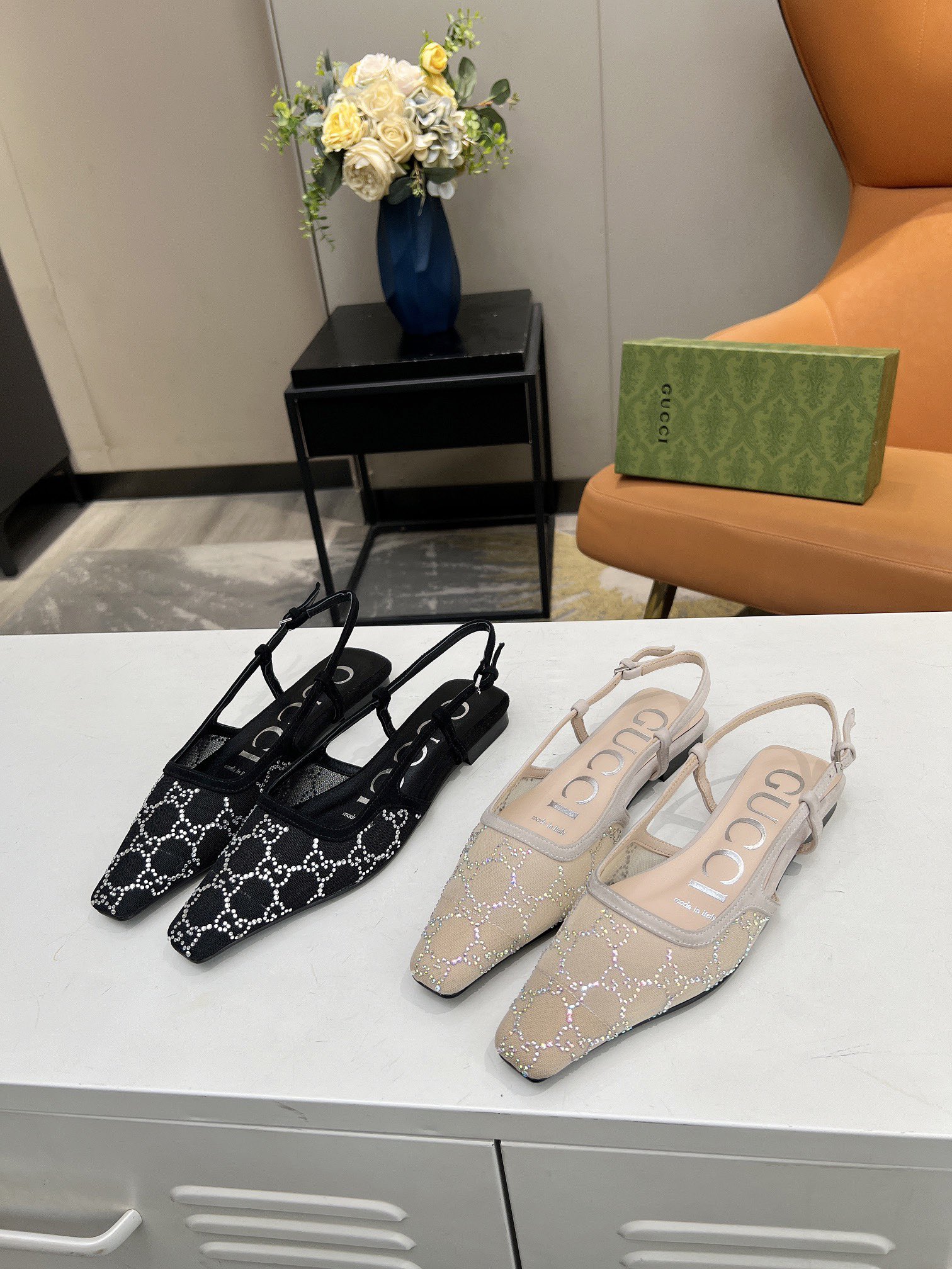 NO:459897,The latest model of 889-8 Guqi is on the market. The original counter shoe is carefully crafted and is a favorite luxury product for big brands. A flat-heeled spring shoe with very comfortable feet. The fabric is lamb velvet and imported mesh and iron diamonds. The inner sheepskin is in the colors of classic and versatile black and apricot colors, and 2 classic colors to choose from. The heel height is 8 mm. The sole uses imported anti-slip and wear-resistant rubber sole. 'Can also be customized for genuine leather sole' size 35-43, rubber sole is the dollar. The leather sole is welcome to turn to the picture and sell it!  sandals sandals sheepskin sheep, Leather soles19860909889一8古奇最新款火爆上市.专柜原版鞋开模精心制作,大牌明星最爱的奢侈品,穿脚非常舒适的一款平跟后空春鞋,面料羊京绒配进口网布烫钻.内里羊皮,颜色有经典百搭的黑色、杏色,2个经典颜色供选.跟高8毫米.大底采用进口防滑耐磨橡胶大底.《也可订做真皮大底》码35-43码,橡胶大底元.真皮大底元.欢迎转图片爆卖！,凉鞋,sandals,sheepskin,sheep,Leather soles,Women's Shoes