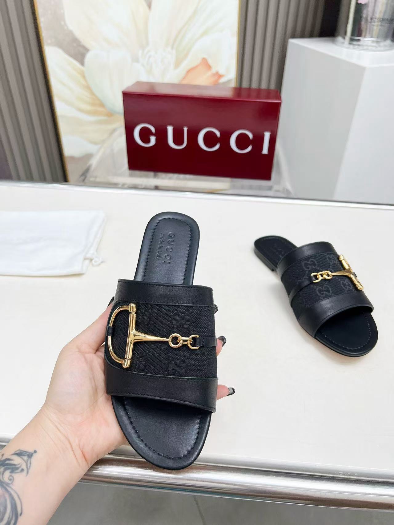 NO:459871,5169-106 G U C C I The latest popular flat-heeled sandals, the counter original shoe mold production. Original hardware buckle, the favorite luxury of big-name stars, a variety of classic colors to choose from, calfskin with Guqi classic old-fashioned cloth, inner sheepskin, heel height 5mm, size 35-45, the base material wear-resistant rubber outsole 'Can be customized genuine leather sole, Yuan' welcomes to turn to the picture and sell., slippers, sandals, slippers, cowhide, sheepskin198609095169一106 G U C C I 最新爆款平跟凉鞋 专柜原版鞋开模制作. 原版五金饰扣 大牌明星最爱的奢侈品 多种经典颜色供选 面料小牛皮配古奇经典老花布 内里羊皮 跟高5毫米 码35一45码 底材耐磨橡胶大底《可以定做真皮底,元》欢迎转图片爆卖.,拖鞋,sandals,slippers,cowhide,sheepskin,Women's Shoes