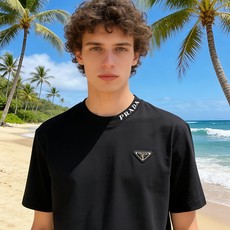 🐴《普拉达 PRADA》VIP高级定制! 2026春夏季新款短袖。这款T恤是夏季男装系列新品,采用丝光工 🐴《普拉达 PRADA》VIP高级定制! 2026春夏季新款短袖。这款T恤是夏季男装系列新品,采用丝光工