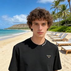 🐴《普拉达 PRADA》VIP高级定制! 2026春夏季新款短袖。这款T恤是夏季男装系列新品,采用丝光工 🐴《普拉达 PRADA》VIP高级定制! 2026春夏季新款短袖。这款T恤是夏季男装系列新品,采用丝光工
