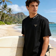 🐴《普拉达 PRADA》VIP高级定制! 2026春夏季新款短袖。这款T恤是夏季男装系列新品,采用丝光工 🐴《普拉达 PRADA》VIP高级定制! 2026春夏季新款短袖。这款T恤是夏季男装系列新品,采用丝光工