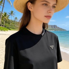 🐴《普拉达 PRADA》VIP高级定制! 2026春夏季新款短袖。这款T恤是夏季男装系列新品,采用丝光工 🐴《普拉达 PRADA》VIP高级定制! 2026春夏季新款短袖。这款T恤是夏季男装系列新品,采用丝光工