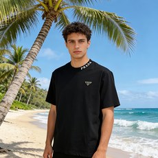 🐴《普拉达 PRADA》VIP高级定制! 2026春夏季新款短袖。这款T恤是夏季男装系列新品,采用丝光工 🐴《普拉达 PRADA》VIP高级定制! 2026春夏季新款短袖。这款T恤是夏季男装系列新品,采用丝光工