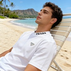 🐴《普拉达 PRADA》VIP高级定制! 2026春夏季新款短袖。这款T恤是夏季男装系列新品,采用丝光工 🐴《普拉达 PRADA》VIP高级定制! 2026春夏季新款短袖。这款T恤是夏季男装系列新品,采用丝光工