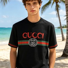 🐴《古奇 GUCCI》VIP高级定制! 2026春夏季新款短袖。这款T恤是夏季男装系列新品,采用丝光工艺 🐴《古奇 GUCCI》VIP高级定制! 2026春夏季新款短袖。这款T恤是夏季男装系列新品,采用丝光工艺