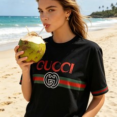 🐴《古奇 GUCCI》VIP高级定制! 2026春夏季新款短袖。这款T恤是夏季男装系列新品,采用丝光工艺 🐴《古奇 GUCCI》VIP高级定制! 2026春夏季新款短袖。这款T恤是夏季男装系列新品,采用丝光工艺