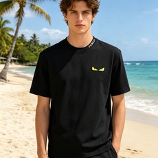 🐴《芬迪 FENDI》VIP高级定制! 2026春夏季新款短袖。这款T恤是夏季男装系列新品,采用丝光工艺 🐴《芬迪 FENDI》VIP高级定制! 2026春夏季新款短袖。这款T恤是夏季男装系列新品,采用丝光工艺