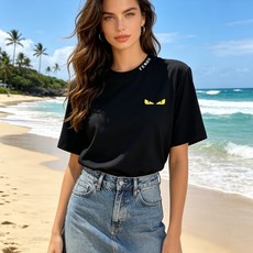 🐴《芬迪 FENDI》VIP高级定制! 2026春夏季新款短袖。这款T恤是夏季男装系列新品,采用丝光工艺 🐴《芬迪 FENDI》VIP高级定制! 2026春夏季新款短袖。这款T恤是夏季男装系列新品,采用丝光工艺