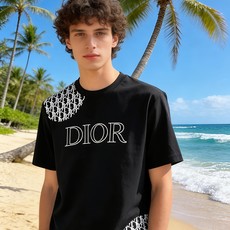 🐴《迪奥 Dior》VIP高级定制! 2026春夏季新款短袖。这款T恤是夏季男装系列新品,采用丝光工艺进 🐴《迪奥 Dior》VIP高级定制! 2026春夏季新款短袖。这款T恤是夏季男装系列新品,采用丝光工艺进