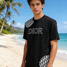 🐴《迪奥 Dior》VIP高级定制! 2026春夏季新款短袖。这款T恤是夏季男装系列新品,采用丝光工艺进 🐴《迪奥 Dior》VIP高级定制! 2026春夏季新款短袖。这款T恤是夏季男装系列新品,采用丝光工艺进