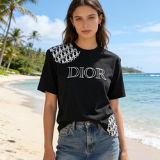 🐴《迪奥 Dior》VIP高级定制! 2026春夏季新款短袖。这款T恤是夏季男装系列新品,采用丝光工艺进 🐴《迪奥 Dior》VIP高级定制! 2026春夏季新款短袖。这款T恤是夏季男装系列新品,采用丝光工艺进