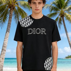 🐴《迪奥 Dior》VIP高级定制! 2026春夏季新款短袖。这款T恤是夏季男装系列新品,采用丝光工艺进 🐴《迪奥 Dior》VIP高级定制! 2026春夏季新款短袖。这款T恤是夏季男装系列新品,采用丝光工艺进