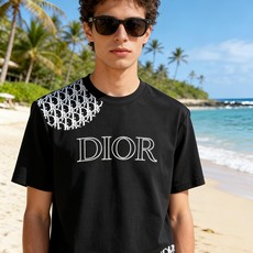 🐴《迪奥 Dior》VIP高级定制! 2026春夏季新款短袖。这款T恤是夏季男装系列新品,采用丝光工艺进 🐴《迪奥 Dior》VIP高级定制! 2026春夏季新款短袖。这款T恤是夏季男装系列新品,采用丝光工艺进