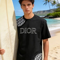 🐴《迪奥 Dior》VIP高级定制! 2026春夏季新款短袖。这款T恤是夏季男装系列新品,采用丝光工艺进 🐴《迪奥 Dior》VIP高级定制! 2026春夏季新款短袖。这款T恤是夏季男装系列新品,采用丝光工艺进