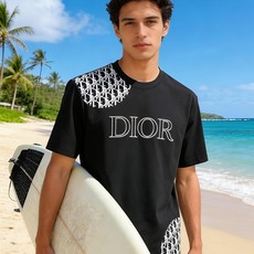 🐴《迪奥 Dior》VIP高级定制! 2026春夏季新款短袖。这款T恤是夏季男装系列新品,采用丝光工艺进 🐴《迪奥 Dior》VIP高级定制! 2026春夏季新款短袖。这款T恤是夏季男装系列新品,采用丝光工艺进