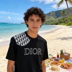 🐴《迪奥 Dior》VIP高级定制! 2026春夏季新款短袖。这款T恤是夏季男装系列新品,采用丝光工艺进 🐴《迪奥 Dior》VIP高级定制! 2026春夏季新款短袖。这款T恤是夏季男装系列新品,采用丝光工艺进