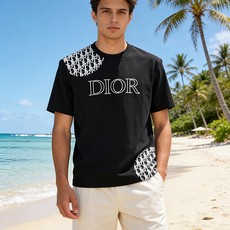 🐴《迪奥 Dior》VIP高级定制! 2026春夏季新款短袖。这款T恤是夏季男装系列新品,采用丝光工艺进 🐴《迪奥 Dior》VIP高级定制! 2026春夏季新款短袖。这款T恤是夏季男装系列新品,采用丝光工艺进