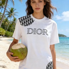 🐴《迪奥 Dior》VIP高级定制! 2026春夏季新款短袖。这款T恤是夏季男装系列新品,采用丝光工艺进 🐴《迪奥 Dior》VIP高级定制! 2026春夏季新款短袖。这款T恤是夏季男装系列新品,采用丝光工艺进