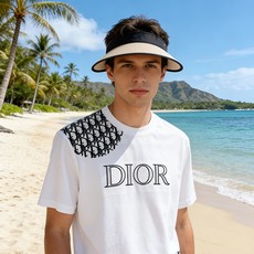 🐴《迪奥 Dior》VIP高级定制! 2026春夏季新款短袖。这款T恤是夏季男装系列新品,采用丝光工艺进 🐴《迪奥 Dior》VIP高级定制! 2026春夏季新款短袖。这款T恤是夏季男装系列新品,采用丝光工艺进
