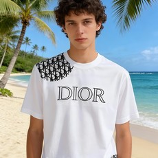 🐴《迪奥 Dior》VIP高级定制! 2026春夏季新款短袖。这款T恤是夏季男装系列新品,采用丝光工艺进 🐴《迪奥 Dior》VIP高级定制! 2026春夏季新款短袖。这款T恤是夏季男装系列新品,采用丝光工艺进