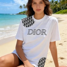 🐴《迪奥 Dior》VIP高级定制! 2026春夏季新款短袖。这款T恤是夏季男装系列新品,采用丝光工艺进 🐴《迪奥 Dior》VIP高级定制! 2026春夏季新款短袖。这款T恤是夏季男装系列新品,采用丝光工艺进