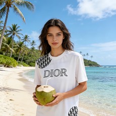 🐴《迪奥 Dior》VIP高级定制! 2026春夏季新款短袖。这款T恤是夏季男装系列新品,采用丝光工艺进 🐴《迪奥 Dior》VIP高级定制! 2026春夏季新款短袖。这款T恤是夏季男装系列新品,采用丝光工艺进