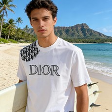🐴《迪奥 Dior》VIP高级定制! 2026春夏季新款短袖。这款T恤是夏季男装系列新品,采用丝光工艺进 🐴《迪奥 Dior》VIP高级定制! 2026春夏季新款短袖。这款T恤是夏季男装系列新品,采用丝光工艺进