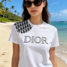 🐴《迪奥 Dior》VIP高级定制! 2026春夏季新款短袖。这款T恤是夏季男装系列新品,采用丝光工艺进 🐴《迪奥 Dior》VIP高级定制! 2026春夏季新款短袖。这款T恤是夏季男装系列新品,采用丝光工艺进