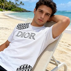 🐴《迪奥 Dior》VIP高级定制! 2026春夏季新款短袖。这款T恤是夏季男装系列新品,采用丝光工艺进 🐴《迪奥 Dior》VIP高级定制! 2026春夏季新款短袖。这款T恤是夏季男装系列新品,采用丝光工艺进