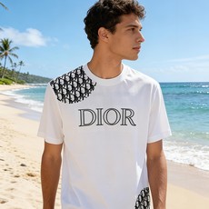 🐴《迪奥 Dior》VIP高级定制! 2026春夏季新款短袖。这款T恤是夏季男装系列新品,采用丝光工艺进 🐴《迪奥 Dior》VIP高级定制! 2026春夏季新款短袖。这款T恤是夏季男装系列新品,采用丝光工艺进