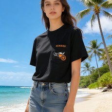 🐴《爱马仕 HERMES》VIP高级定制! 2026春夏季新款短袖。这款T恤是夏季男装系列新品,采用丝光 🐴《爱马仕 HERMES》VIP高级定制! 2026春夏季新款短袖。这款T恤是夏季男装系列新品,采用丝光