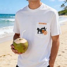 🐴《爱马仕 HERMES》VIP高级定制! 2026春夏季新款短袖。这款T恤是夏季男装系列新品,采用丝光 🐴《爱马仕 HERMES》VIP高级定制! 2026春夏季新款短袖。这款T恤是夏季男装系列新品,采用丝光