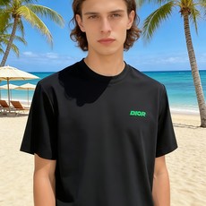 🐴《迪奥 Dior》VIP高级定制! 2026春夏季新款短袖。这款T恤是夏季男装系列新品,采用丝光工艺进 🐴《迪奥 Dior》VIP高级定制! 2026春夏季新款短袖。这款T恤是夏季男装系列新品,采用丝光工艺进