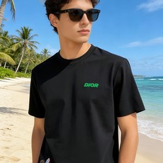 🐴《迪奥 Dior》VIP高级定制! 2026春夏季新款短袖。这款T恤是夏季男装系列新品,采用丝光工艺进 🐴《迪奥 Dior》VIP高级定制! 2026春夏季新款短袖。这款T恤是夏季男装系列新品,采用丝光工艺进