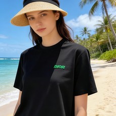 🐴《迪奥 Dior》VIP高级定制! 2026春夏季新款短袖。这款T恤是夏季男装系列新品,采用丝光工艺进 🐴《迪奥 Dior》VIP高级定制! 2026春夏季新款短袖。这款T恤是夏季男装系列新品,采用丝光工艺进