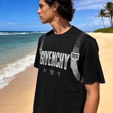 🐴《纪梵希 GIVENCHY》VIP高级定制! 2026春夏季新款短袖。这款T恤是夏季男装系列新品,采用 🐴《纪梵希 GIVENCHY》VIP高级定制! 2026春夏季新款短袖。这款T恤是夏季男装系列新品,采用