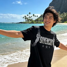 🐴《纪梵希 GIVENCHY》VIP高级定制! 2026春夏季新款短袖。这款T恤是夏季男装系列新品,采用 🐴《纪梵希 GIVENCHY》VIP高级定制! 2026春夏季新款短袖。这款T恤是夏季男装系列新品,采用